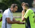 Bild: ham
Tobias Bernklau (links), Trainer der SpVgg Pfreimd, schickt Sebastian Ring und Kollegen höchst motiviert ins Derby am Wasserwerk.