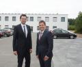 Bild: Gabriele Schönberger.
Jürgen Sauer (40, links)) und Jochen Hentschke (50) vor ihrem neuen Gebäude im Gewerbegebiet Westlich Neustädter Straße.