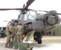 Bild: mor
Ein Apache-Hubschrauber wird vorbereitet