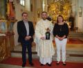 Bild: exb
Pfarrgemeinderatssprecherin Sabine Schrems und Wolfgang Kreger (links) von der Kirchenverwaltung überreichten an Kaplan Florian Weindler Abschiedsgeschenke.