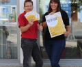 Bild: exb
Martin Neumann (Federführendes Amt der Partnerschaft für Demokratie) und Anna Schätzler (Koordinierungsstelle) präsentieren den Flyer und das Plakat zum "Democracy Slam".