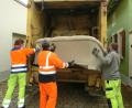 Bild: exb
Bis Ende November fahren die Sammelfahrzeuge der Reihe nach alle Gemeinden zur Sammlung des sperrigen Hausrats an. Die Schüttöffnung des Müllfahrzeuges kann etwa zwei Meter große Stücke schlucken. Längere Gegenstände, wie Küchenarbeitsplatten und breite Teppiche, müssen zerkleinert bereitgestellt werden, damit die Müllwerker sie verladen können.