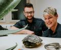 Bild: exb
Zum Glück hatten einige Beamten Essbares dabei: So war die Erstversorgung der gefundenen Schildkröte sichergestellt.