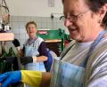Bild: gri
Maria Hummel (links) und Betti Lehmeier beim Abfüllen des Saftes.