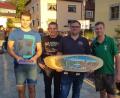 Bild: gz
Schützenmeister Fabien Wild (rechts) und Jugendsportleiter Christoph Brenner (Zweiter von links) gratulieren Marktmeister Patrick Hopfner und Vizemeister Thomas Grießl (links).