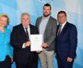 Bild: Irmi Gessner/exb
Dehoga-Präsidentin Angela Inselkammer, zweiter Bürgermeister Peter Gold, Tourist-Info-Leiter Ludwig Bundscherer sowie Wirtschafts- und Tourismusminister Franz Josef Pschierer (von links) beim Überreichen des Zertifikats „Serviceorientiertes Unternehmen“.
