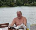 Bild: pens
Rainer Klein (67) ist Stammgast im Schätzlerbad. Wenn er nicht gerade seine Bahnen zieht, trifft man ihn auf dem Steg beim Zeitunglesen.