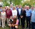 Bild: ohr
Großer Bahnhof für Hans-Ludwig Gerl (Mitte, links daneben Gattin Hildegard, im Vordergrund Enkel Philipp mit Urenkel Nicklas) zum 80. Geburtstag. Glückwünsche überbrachten Pfarrvikar Joseph Kokkoth (Fünfter von links) und Bürgermeister Hans Prechtl (Zweiter von links) mit Stellvertreter Thomas Rohrwild (links) sowie die Repräsentanten von sieben Ortsvereinen.