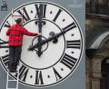 Bild: Sebastian Kahnert/dpa
Keiner soll mehr an der Uhr drehen, stattdessen immer die Sommerzeit gelten: Die EU-Kommission will dem Online-Votum der EU-Bürger folgen.