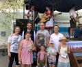 Bild: sei
Die jungen Sieger des Luftballon-Wettbewerbs der Kolpingsfamilie freuen sich über die Preise.