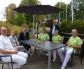 Bild: sck
Auf den neuen Sitzgarnituren machen es sich (von links) : Chefarzt Edmund Goß, Föerdervereins-Vorsitzende Elisabeth Kolleng, Vorstand Klaus Emmerich, Jessica Conzales, Fördervereins-Kassier Horst Müller, Andrea Hofmann und Dietmar Zucht gemütlich.