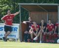 Bild: ref
Warten auf den ersten Dreier: Trainer Sebastian Binner (links) vom SSV Paulsdorf und die Spielerbank.