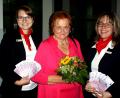 Bild: R. Kreuzer
Waltraud Baldauf (Mitte) bekommt den Gewinn von Julia Würner, und Anita Kick (von links).