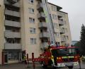 Bild: gf
Per Teleskopgelenkmast rettet die Feuerwehr 16 Menschen von den Balkonen dieses Hauses. Die heftige Rauchentwicklung im Treppenhaus hatte eine Flucht auf diesem Weg unmöglich gemacht.