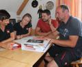 Bild: pi
Maria Frischholz und Judith Götz (von links) besprechen mit den Kommandanten Andreas Götz und Alexander Pilfusek (von rechts) den Ablauf der Informationsversammlung.