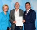 Bild: exb
Dritter Bürgermeister Bernhard Lux (Mitte) nimmt das Gütesiegel von Dehoga-Präsidentin Angela Inselkammer und Wirtschaftsminister Franz Josef Pschierer entgegen.