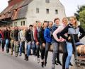 Bild: bjo
Vom Baywa-Gelände geht es mit Musik zum Hammerplatz, die Moidln singen und klatschen dabei.
