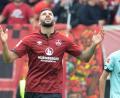 Bild: Tim Schammberger/dpa
Der Nürnberger Mikael Ishak bedankt sich ganz oben für sein Tor zum 1:1.