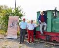 Bild: ü
Von links: Jürgen Böhme, Fritz Fürk und Martin Kohl vor der Feldbahn, die von Kohl wieder gangbar gemacht wurde.