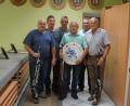 Bild: slh
Silvest Kurzwart (Dritter von rechts) gewann abermals die Retro-Scheibe. Dazu gratulierten (von links) Adolf Mösbauer,
Spender Hans Schlosser, Schießleiter Thomas Zahner, Schützenmeister Reinhard Reis sen. und Martin Mayer sen.