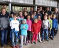 Bild: rs
Die Gruppe steht am Futtertisch in Almesbach zusammen mit den Gemeinderäten Matthias Fütterer (links) und FW-Vorsitzendem Rupert Seitz (rechts) sowie Wolfgang Schmidt (hinten, Mitte) der durch den Betrieb führte.
