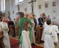 Bild: ads
In ein voll besetztes Kirchenschiff von St. Walburga Lintach zieht Pfarrer Robert Kratzer bei seinem Abschied als Leiter der Pfarrei Lintach/Pursruck ein und mit ihm eine große Ministrantenschar sowie die Fahnenabordnungen der örtlichen Vereine.