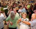 Bild: Hirsch
Die Fans der Zillertaler Volksmusik tanzten und sangen im Festzelt zum Alpensound aus Österreich..