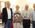 Bild: Stadt Tirschenreuth
Norbert Schuller (l.) und Mirko Streich (r.) konnten sich nicht nur über einen seltenen Hausaltar freuen. Elisabeth Vasold (2.v.l.) und Dr. Manfred Vasold (2.v.r.) schenkten der Stadt auch eine bibliophile Kostbarkeit: ein Exemplar das in den 1930-er Jahren in der Tirschenreuther Druckerei Kohl hergestellten Buches „Geschichte der Stadt Tirschenreuth“ des Autoren Johann Brunner.