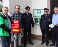 Bild: kro
Das Granitwerk Ludwig Popp spendete 1000 Euro an die Feuerwehr Schurbach für die Anschaffung eines neuen Defibrillators.Unser Bild zeigt von links Hermann Krisch, Johannes Kurchenreuther, Heribert Hecht, Albert Popp, Gerhard Kuchenreuther und Alexander hecht.