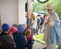Bild: swo
Am Kirchenportal begrüßen die Mädchen und Buben des Gebenbacher Kindergartens mit ihrer Leiterin Gabi Neuberger (links) Weihbischof Josef Graf mit einem Lied.
