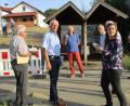 Bild: kkl
Der Bau- und Umweltausschuss Neusorg gibt grünes Licht für den Ersatz des in die Jahre gekommenen Buswartehäuschens Riglasreuth / Weihermühle. Das Gremium entschied sich für den Aufbau aus dem heimischen Werkstoff Holz. Auf dem Foto: Richard Stock, Bürgermeister Peter König, Hans Englmann, Dr. Günther Fütterer, Dieter König (verdeckt), Verwaltungsangestellte Laura Menninger als Schriftführerin und Josef Hösl. Im Hintergrund: Feuerwehrkommandant Albert Thalhammer und sein Kollege.