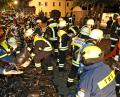 Bild: exb
Kräfte der Feuerwehr und des THW errichten gemeinsam eine Schutzmauer aus Sandsäcken.