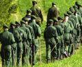 Bild: Marcus Führer/dpa
Polizisten der bayerischen Bereitschaftspolizei laufen über einen Waldweg bei Bad Steben (Landkreis Hof) und suchen nach der neunjährigen Peggy aus Lichtenberg.