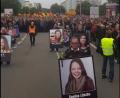 Bild: nt/az
Auf einem Video-Standbild ist zu sehen, dass auf dem „Trauermarsch“ von AfD und Pegida am Samstag in Chemnitz auch ein Plakat mit dem Bild der ermordeten Amberger Studentin Sophia Lösche (vorne rechts) getragen wurde. Screenshot: nt/az; Quelle: Lutz Bachmann/Facebook