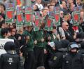 Bild: Jan Woitas/dpa
Rechte Demonstranten stehen am Tag nach den Ausschreitungen vor dem Karl-Marx-Monument in Chemnitz.