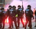 Bild:  Sebastian Willnow/dpa
Tobende Rechtsextreme, überforderte Polizisten: Die Bilder aus Chemnitz schocken auch im Ausland.
