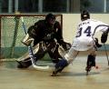 Bild: R. Kreuzer
Augsburgs Marcel Rehle (rechts) tauchte allein vor Patrick Merz auf Der Pleysteiner Goalie musste gleich 17 Mal hinter sich greifen.