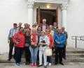 Bild: gz
Pfarrer Erwin Bauer (links) und die Reisegruppe aus den Landkreisen Neustadt und Schwandorf sind von den baltischen Staaten beeindruckt.