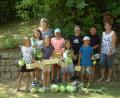 Bild: bej
Evi Siegel (rechts) und Monika Zangl staunten über die großen Kohlrabifrüchte, die von den teilnehmenden Kindern geerntet worden waren.