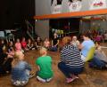 Bild: bey
Erzieherin Ingrid Andes (im Hintergrund Mitte) befragt die Kinder zu Beginn des Workshops nach den Gründen für ihre Tanzbegeisterung.
