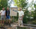 Bild: Gemeinde Ursensollen/exb
Tobias Fehlner (Zweiter von links) mit Heimatpfleger Josef Schmaußer und Bürgermeister Franz Mädler neben der Infotafel bei der Fehlner-Kapelle.