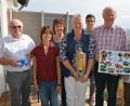 Bild: jr
Seit 20 Jahren kommen Anette Kruse und ihr Lebensgefährte Walter Hennings (Vierte von links und Zweiter von rechts) in die Pension Lang nach Großbüchlberg. Mit im Bild (von links) 3. Bürgermeister Ernst Bayer sowie Ramona, Beate, Jürgen und Konrad Lang.