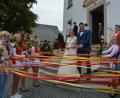 Bild: jr
Christina Neudert und Michael Pröls schlossen am Samstag in der Leonberger Pfarrkirche den kirchlichen Bund fürs Leben. Ein Spalier mit bunten Bändern bildeten Mitglieder der Faschingsgilde Marktredwitz-Dörflas.