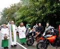 Bild: es
Pfarrer Wilhelm Bauer schritt die Motorräder ab, hinter jedem der Fahrer, und segne beide für eine allseits sichere Fahrt auf allen Wegen.