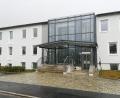Bild: jma
Das Stadtwappen ist wieder verschwunden – sonst hat sich in dem ehemaligen HSG-Gebäude, in das einmal das Rathaus hätte einziehen sollen, noch nicht viel verändert. Das St.-Michaels-Werk will das Haus aber noch heuer für schulische Zwecke nutzen.