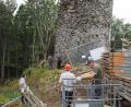Bild: mmj
Freiwillige Helfer unterstützen die Bauarbeiter auf der derzeit wohl höchstgelegenen Baustelle im Landkreis.
