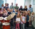 Bild: kwl
Die Leiterin des Kindergartens „St. Martin“, Theresa Uhl (stehend, Zweite von links) ist wie die Kids von den verschiedenen Instrumenten begeistert. Flugs schwingt sie sich aufs Drumset und zeigt den Kleinen ihre vielfältigen musikalischen Fähigkeiten.