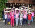 Bild: njn
Stolz präsentierten die Kinder die mit Kartoffelstempeln gestalteten Schlampermäppchen. Mit auf dem Bild Vorstandsmitglied Monika Stock (links).