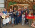 Bild: az
Nach dem Motto, alles was bleibt, ist Erinnerung, ein kleiner Ausschnitt vom gelungenen Barbecue in Dießfurt. Bbubi Voit, Sgt. Maj. Michael Sutterfield, Clubpräsident Walter Brunner, FC-Dießfurt-Vorsitzender und Hausherr Norbert Flessa, Sophie und Laura Rubner.