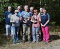 Bild: exb
Das Bild zeigt, neben den Trainern, den „Waldmeister des Jahres“ Hans Ziegler (in der Mitte, mit Pokal), links neben ihm die zweite Siegerin Sieglinde Dutke und rechts neben ihm dritte Siegerin Elisabeth Malek.